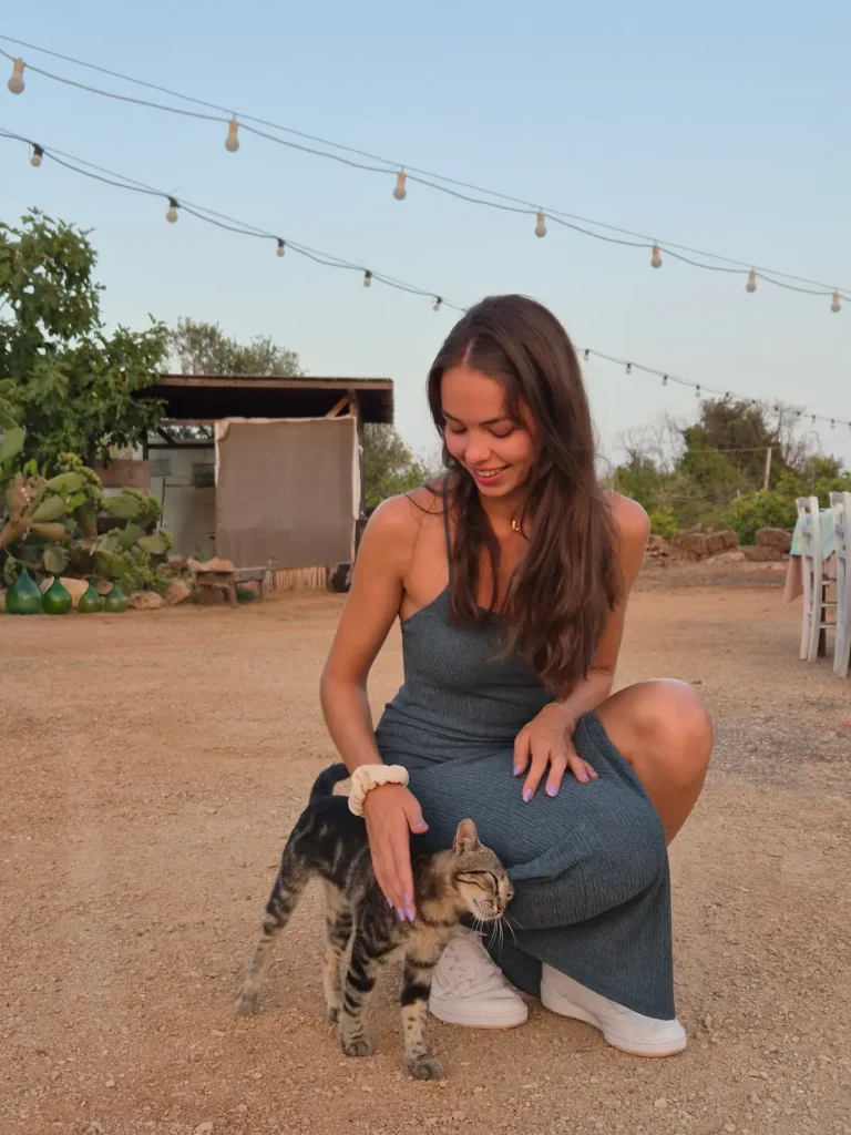 femme qui caresse un chat dans la nature