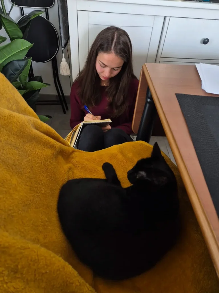 femme qui communique avec un chat dans un appartement