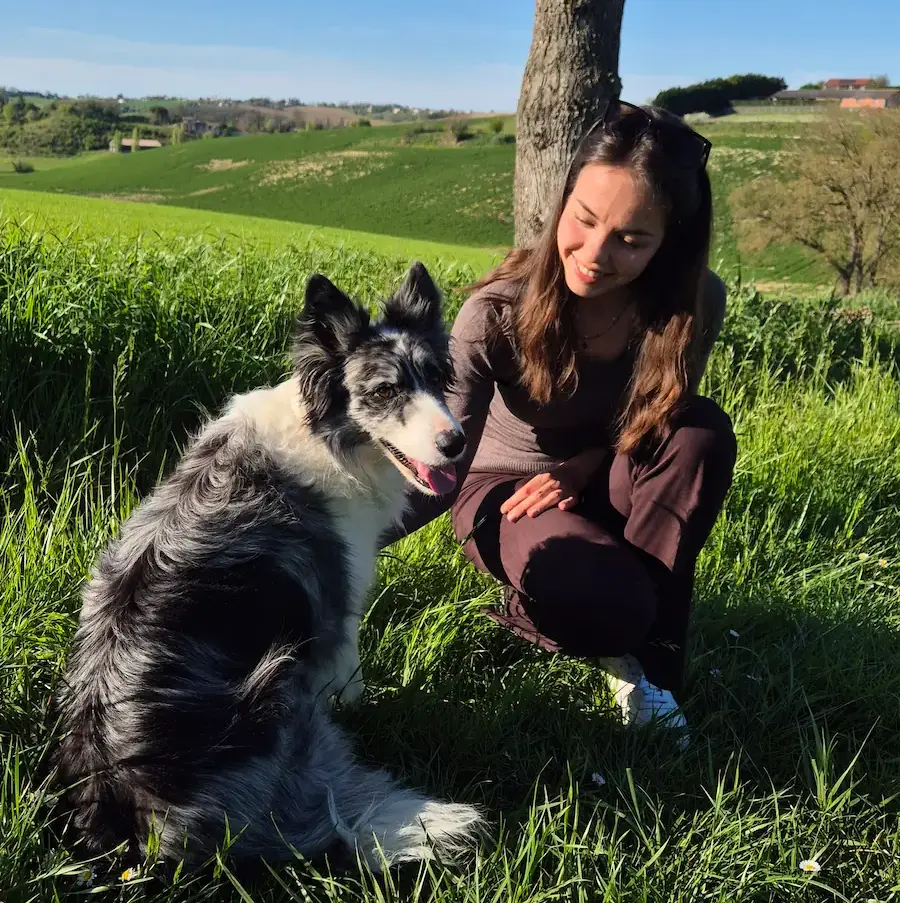 femme qui prend soin d'un chien dans la nature