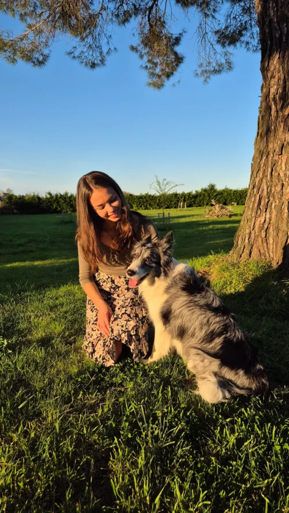 femme avec un chien dans un jardin