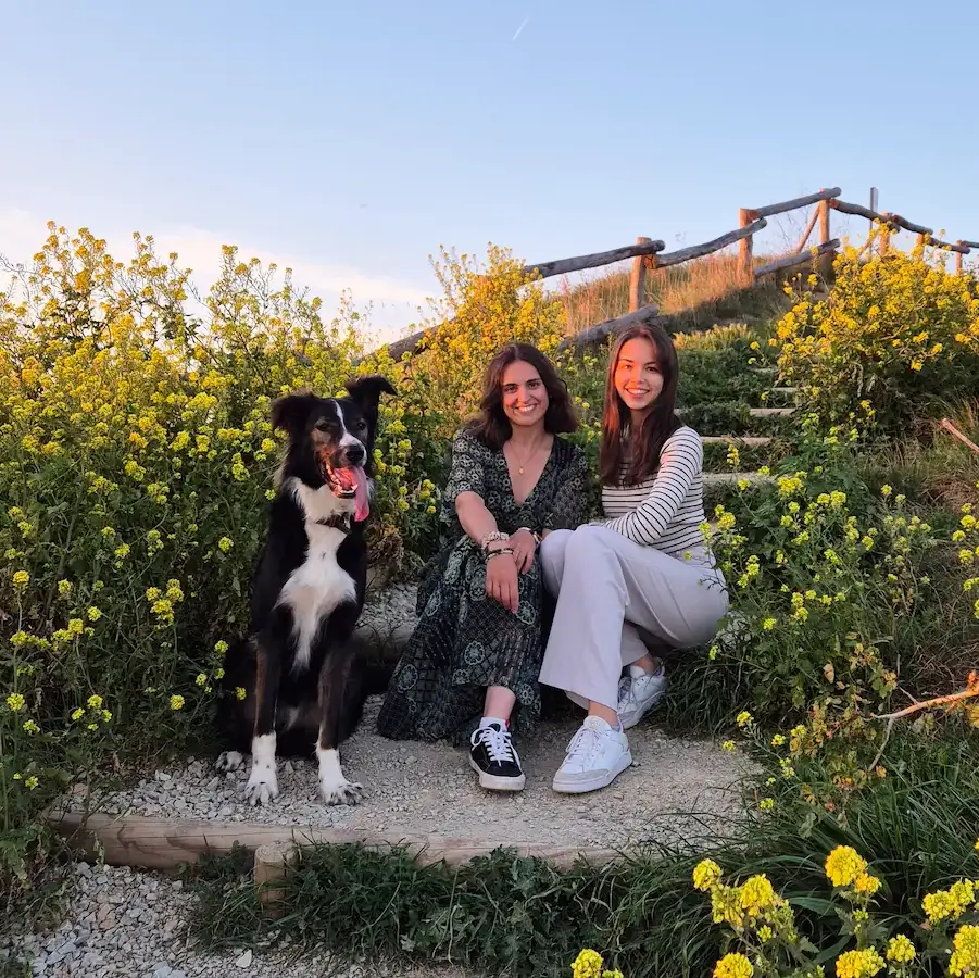 deux femmes qui communiquent avec un chien