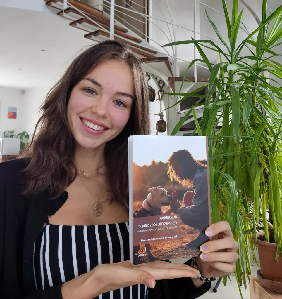 lisa présentant le recueil de communications animales