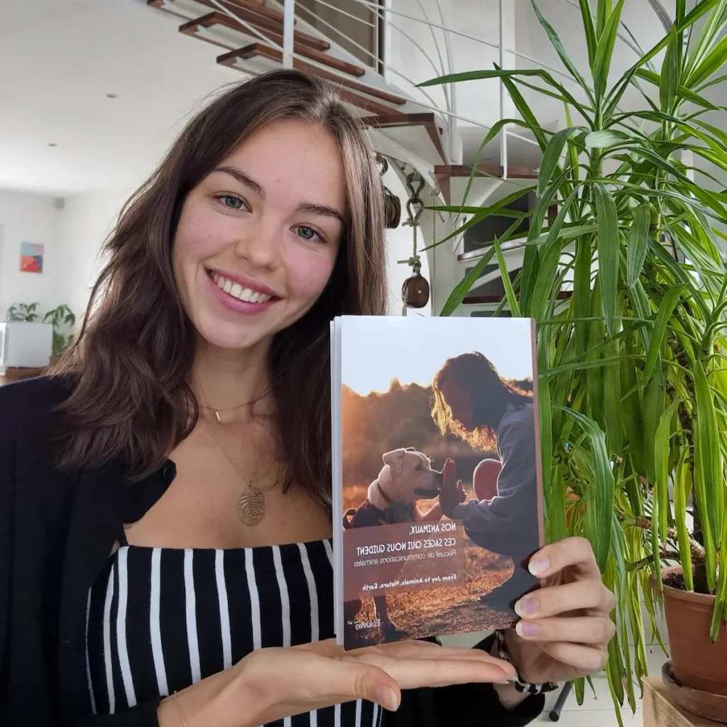 lisa présentant le recueil de communications animales